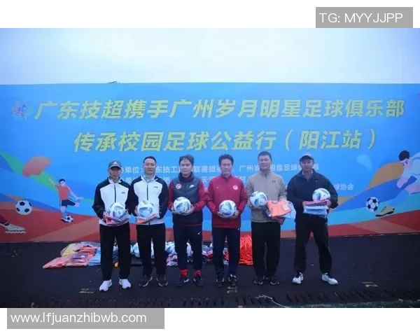 追光少年的绿茵梦想在夕阳下延伸成永不止息的传奇背影